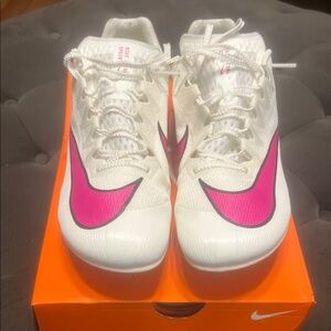 Nike White and Pink Athletic Shoes Sleek Design